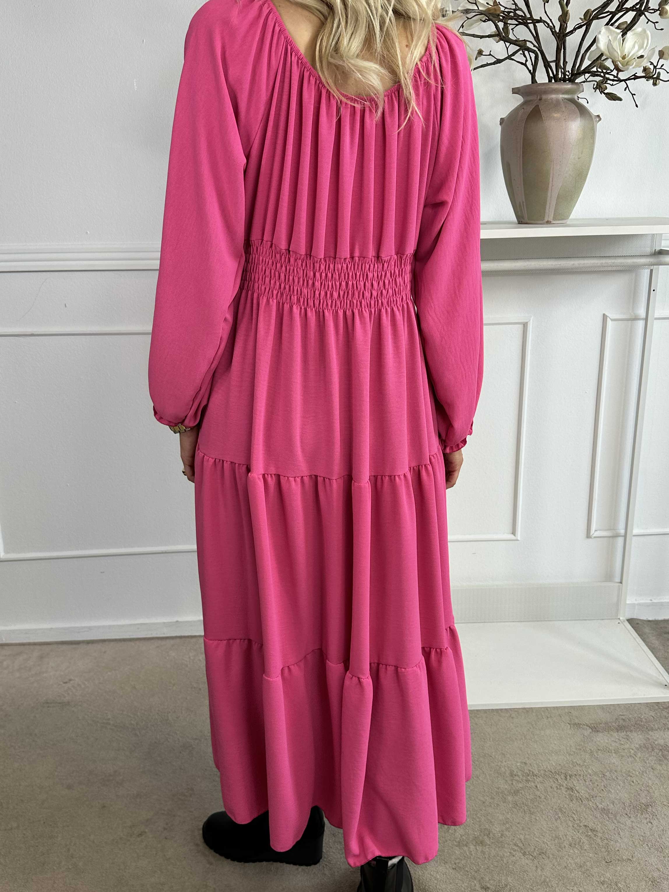 Midnight - Lang kjole med smock i taljen og guld knapper